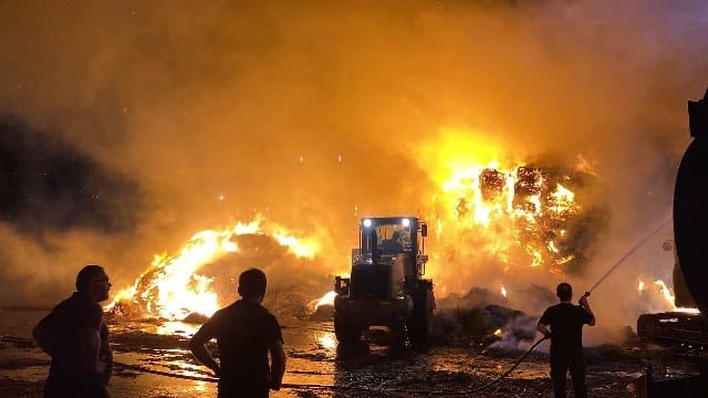Balıkesir'in Gönen ilçesinde, Gönen Organize Sanayi Bölgesinde çıkan yangın etraftaki fabrikalara sıçramadan uzun bir mücadeleden sonra k