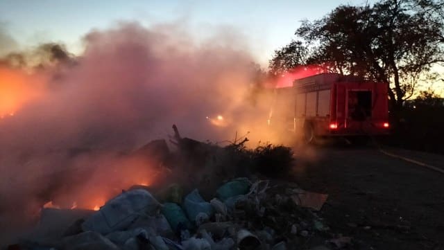 Balıkesir’in Havran ilçesinde çöp toplama alanında çıkan yangın kısa sürede büyüdü.