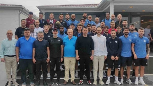 Bandırmaspor Başkanı Onur Göçmez, İyi sonuçlar aldığımızda da beklenmedik gelişmeler yaşandığında da birlikte ve güçlü olmayı unutmadan hedeflerimize birlikte ilerlemeye devam etmeliyiz dedi.