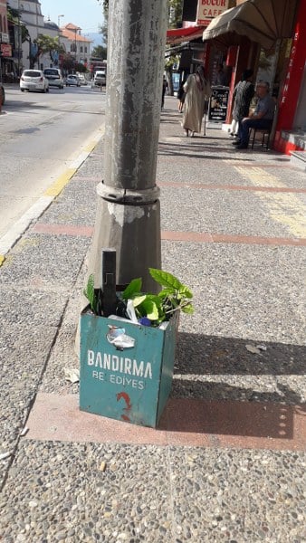 Küçük boyda 3-4 yıl önce Bandırma belediyesi şantiyesinde imalatı yapılan çöp kutuları bazı elektrik direklerine takılmıştı.