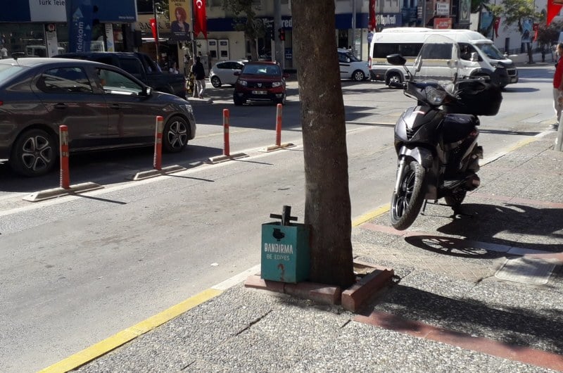 Küçük boyda 3-4 yıl önce Bandırma belediyesi şantiyesinde imalatı yapılan çöp kutuları bazı elektrik direklerine takılmıştı.