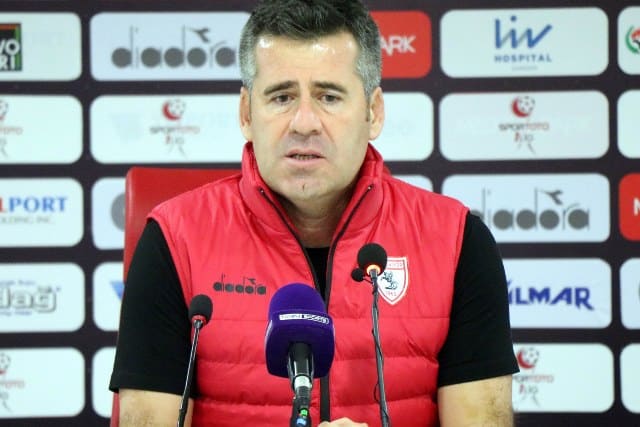 Dün basın toplantısı yaparak görevinin başında olduğunu açıklayan Teknik Direktör Hüseyin Eroğlu, bugün Samsunspor'a veda ediyorum” dedi.