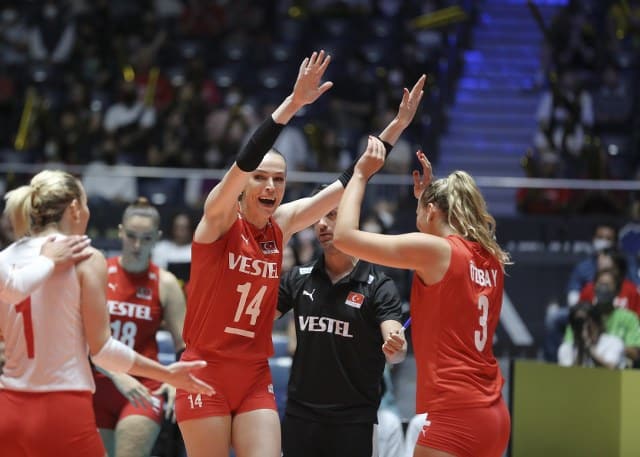 Japonya’da düzenlenen Paris 2024 Olimpiyat Elemeleri B Grubu beşinci maçında A Milli Kadın Voleybol Takımı, Brezilya maçını 3-0 kazanarak olimpiyat yolunda yenilmezlik serisini sürdürüyor.