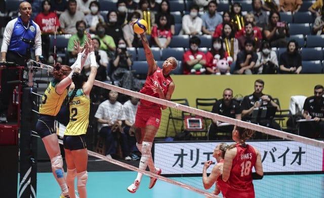 Japonya’da düzenlenen Paris 2024 Olimpiyat Elemeleri B Grubu beşinci maçında A Milli Kadın Voleybol Takımı, Brezilya maçını 3-0 kazanarak olimpiyat yolunda yenilmezlik serisini sürdürüyor.