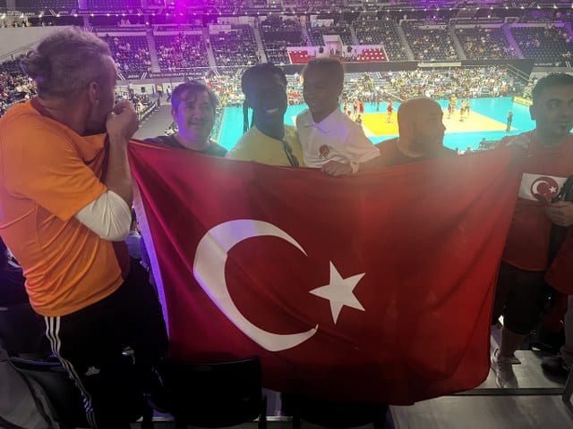 Filenin Sultanları'nı Galatasaray'ın eski futbolcusu Bafetimbi Gomis de kızıyla birlikte tribünden takip etti.