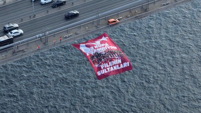 Milletler Ligi ve Avrupa Şampiyonluğu elde ederek dünya 1 numarası olan Filenin Sultanları'nın bayrağı, İstanbul Boğazı’ndaki köprülere asıldı.