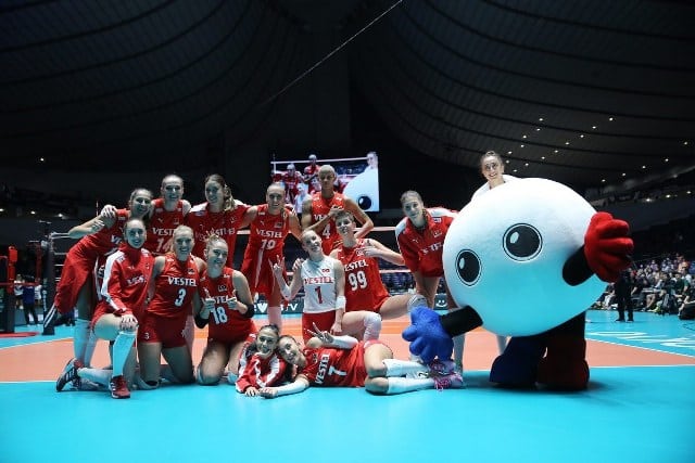 Japonya’da düzenlenen Paris 2024 Olimpiyat Elemeleri’nde B Grubu’ndaki dördüncü maçında A Milli Kadın Voleybol Takımı, Arjantin’i 3-1'lik skorla mağlup ederek 4'te 4 yaptı.