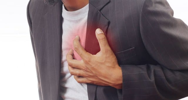 Kardiyoloji Uzmanı Dr. Alirıza Erbay, sağlıklı bir kalp için atılabilecek adımlara dikkat çekerek, 'Kalp sağlığınızı korumanın ilk adımı, sağlıklı beslenme alışkanlıkları edinmektir. Düşük yağlı, düşük tuzlu ve lif açısından zengin yiyecekleri tercih edin. Sebzeler, meyveler, tam tahıllar ve sağlıklı yağlar içeren bir diyet kalbinizi korur' şeklinde konuştu.