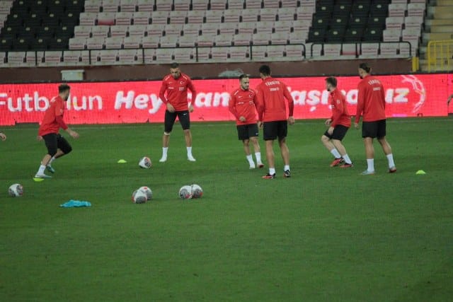 A Milli Futbol Takımı, yarın akşam oynanacak Türkiye-Ermenistan maçı öncesi son antrenmanını karşılaşmanın oynanacağı Eskişehir Yeni Atatürk Stadyumu’nda gerçekleştir
