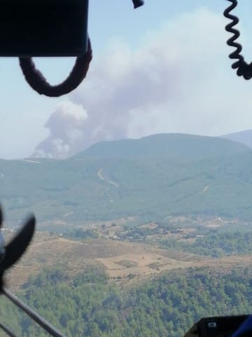 İzmir’in Menderes ilçesinde ormanlık alanda çıkan yangına hem havadan hem karadan müdahale ediliyor. orman yangını