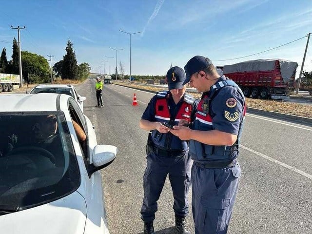 Balıkesir'de jandarma ekipleri tarafından kent genelindeki huzur operasyonları gerçekleştirildi. Operasyonlarda eşitli suçlardan aranan 24 şahıs yakalanırken, 4 bin 425 kişinin kimlik kontrolü yapıldı.