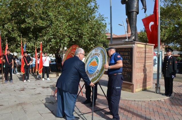 Gün ışığına çıkmayı bekleyen kıyıda, köşede kalmış saklı bir hazinedir GÖMEÇ... Ege Denizi