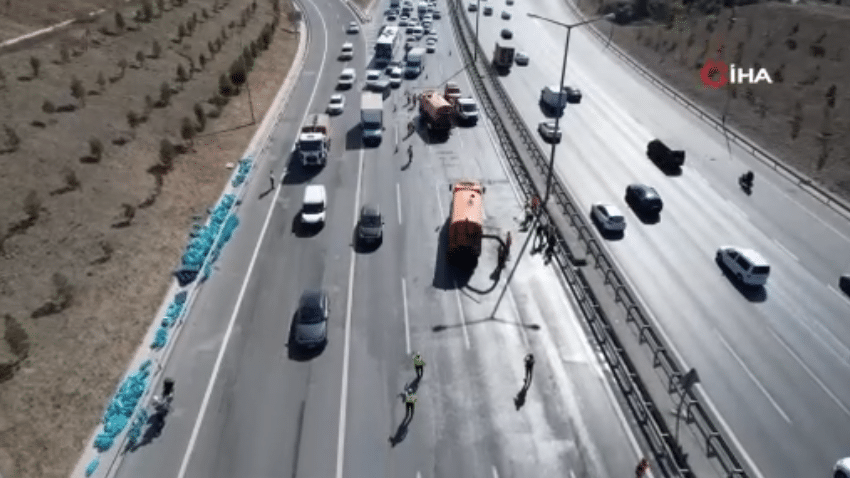 İstanbul TEM Otoyolu Akşemsettin Viyadüğü üzerinde meydana gelen kazada, cam damacana su taşıyan kamyonun kasasından düşen şişeler trafiği felç etti.