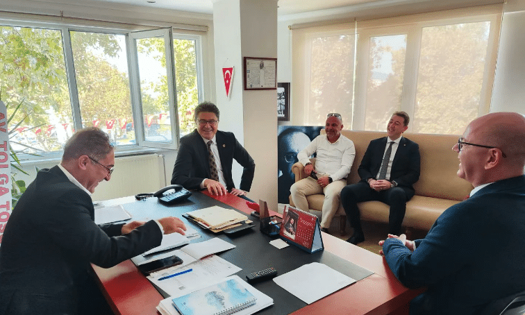 CHP Balıkesir Milletvekili Ensar Aytekin ve Serkan Sarı, Belediye Başkanı Tolga Tosun ile birlikte bugün Bandırma'nın 101. Kurtuluş yıldönümü programı öncesinde CHP Bandırma İlçe başkanlığına hayırlı olsun ziyaretinde bulundu.