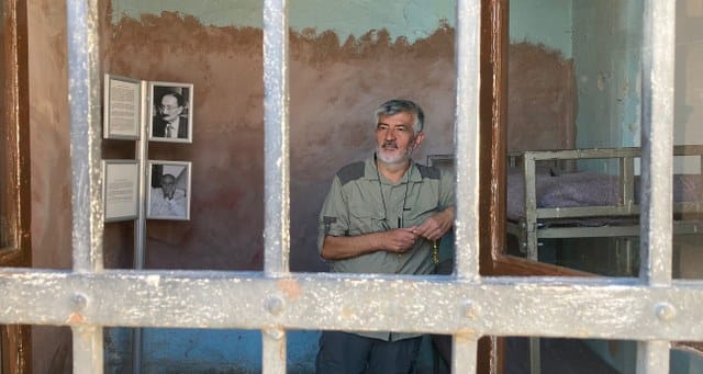 12 Eylül 1980 darbesinden sonra Türkiye’nin çeşitli cezaevlerinde işkence gören Hakverdi Satılmış, Kenan Evren’in mezarında protesto düzenledi.