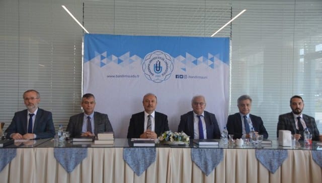 Görev süresi dolan Bandırma Onyedi Eylül Üniversitesi rektörü Prof. Dr. Süleyman Özdemir düzenlediği kahvaltıyla Bandırma Basınına veda etti.