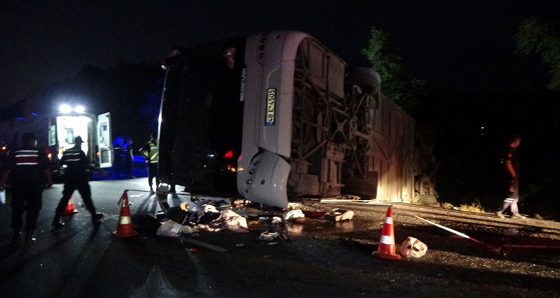Denizli’nin Honaz ilçesinde kontrolden çıkan karayollarına ait kum yüklü tır, bariyerleri yıkıp karşı şeride geçerek seyir halindeki yolcu otobüsüne çarpttı. Kaza sonucunda 6 kişi hayatını kaybederken, 43 ki