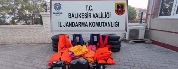 Ayvalık ilçesinde gerçekleştirilen jandarma operasyonunda, 131 kaçak göçmen ile birlikte 3 organizatör gözaltına alındı.