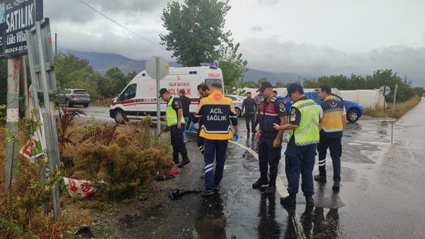 Bursa'da bir yayaya minibüs beklerken otomobil çarptı. Savrulan adam, reklam tabelasına çarptıktan sonra zeytinliğe fırlayarak hayatını kaybetti. Kazaya karışan sürücü ise durmayarak otomobiliyle olay yerinden kaçtı.