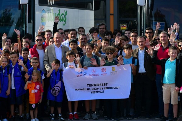 Balıkesir Gençlik Merkezleri'nden gençler ve Deneyap Atölyesi'nde eğitim alan öğrenciler, dünyanın en büyük Havacılık, Uzay ve Teknoloji Festivali TEKNOFEST'e katılım gösterdi.