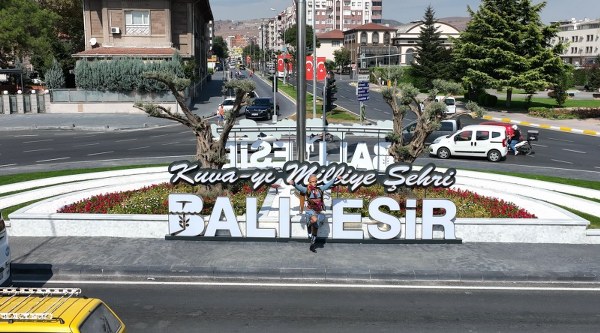 Balıkesir Büyükşehir Belediyesi, kent içi ulaşım ağını düzenli ve güvenli hale getirmek amacıyla oluşturduğu alternatif yollar, dönel kavşaklar ve refüjlerle birlikte şehre modern bir dokunuş sağlarken, aynı zamanda gerçekleştirdiği peyzaj çalışmalarıyla şıklığı ve bakımlı bir estetiği ön plana çıkarıyor.