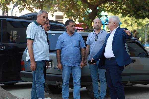 Burhaniye Belediyesi, ilçe genelinde üst yapı çalışmalarına ara vermeden devam ederken, Geriş Mahallesi'nde gerçekleştirilen yeni parke yol ve parke kaldırım çalışmalarında sona yaklaşıldı. Başkan Deveciler, yerinde incelediği çalışmaları değerlendirerek, sorunları başarıyla çözdüklerini ifade etti.