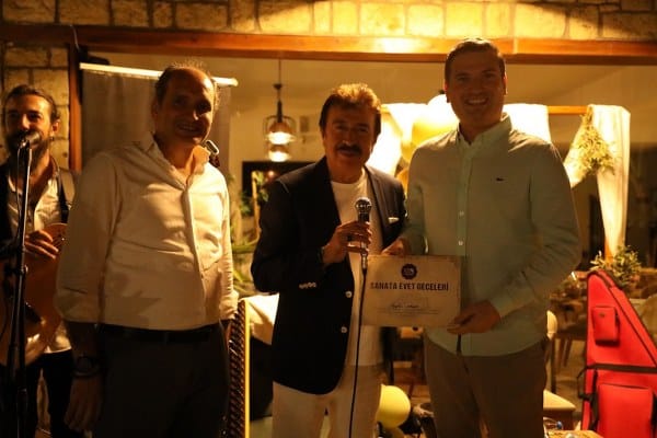 Türk tiyatrosunun önde gelen isimlerinden ve eski Devlet Tiyatroları Genel Müdürü usta oyuncu Tamer Levent'in liderliğindeki "Sanata Evet" platformu, Edremit ilçesinde düzenlenen etkileyici etkinliklerle sanatseverleri bir araya getirdi.