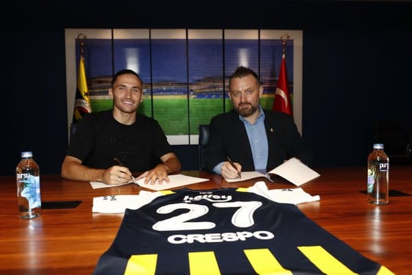 Fenerbahçe, 2021 yılından bu yana takımda yer alan Portekizli orta saha oyuncusu Miguel Crespo ile olan sözleşmesini bir yıl daha uzattığını duyurdu.