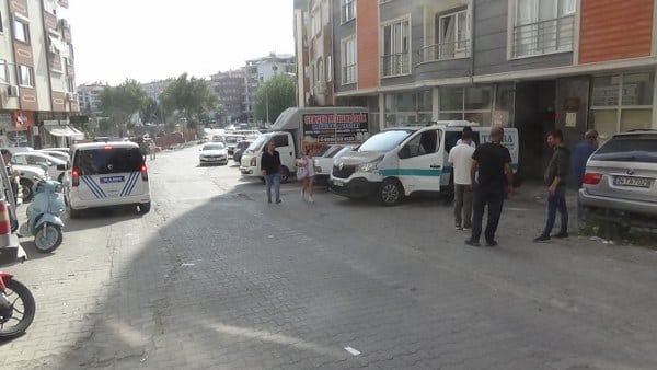 Edremit ilçesinde bir konutun kötü kokular yayması üzerine yapılan incelemede, 54 yaşındaki İ.M.I.'nin cansız bedeni bulundu.