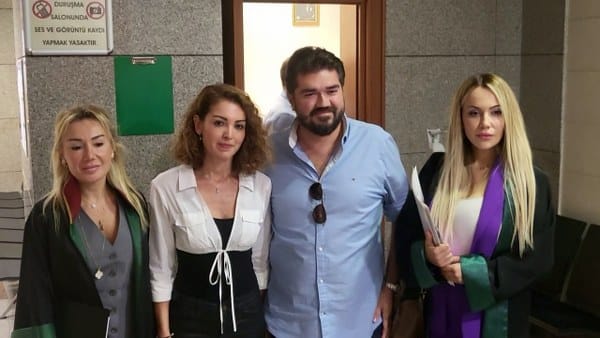 Gazeteci Nagehan Alçı, 13 yıllık evliliğini Rasim Ozan Kütahyalı ile tek celsede anlaşmalı olarak noktaladı. Duruşmanın ardından Alçı, "Anlaşmalı, dostça, güzel bir şekilde bitirdik" derken Kütahyalı, "Güzel, dostça, anlaşmalı olarak boşandık. Her şey iyi" ifadelerini kullandı.