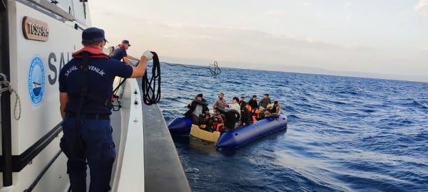 Ayvalık ilçesi sınırları içinde, Yunanistan unsurları tarafından Türk karasularına itilen 108 düzensiz göçmen, Sahil Güvenlik ekipleri tarafından kurtarıldı.