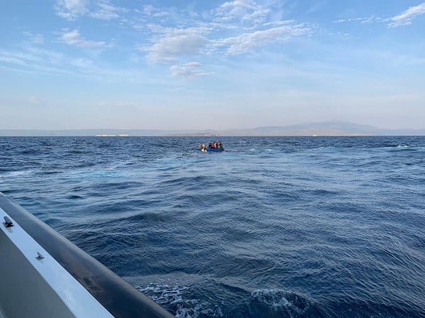 Ayvalık ilçesi sularında, Yunanistan'ın Midilli Adası'na kaçak yollarla gitmeye çalışan 21 düzensiz göçmen, Sahil Güvenlik birimleri tarafından yakalandı.