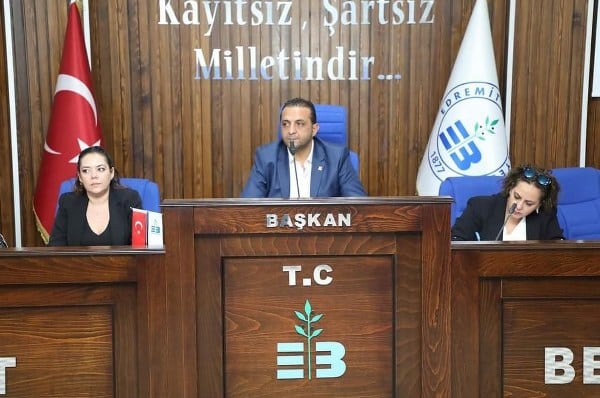 Edremit ilçesinde, AK Parti Edremit İlçe Başkanı Ekrem Umutlu, Edremit Belediye Başkanı Selman Hasan Arslan'ın sosyal medya hesaplarından paylaştığı CHP grup toplantısı fotoğraflarında CHP İlçe Başkanı Emin Yalçıntaş'ın Meclis Başkan Koltuğu'nda oturmasını sert bir dille eleştirdi.