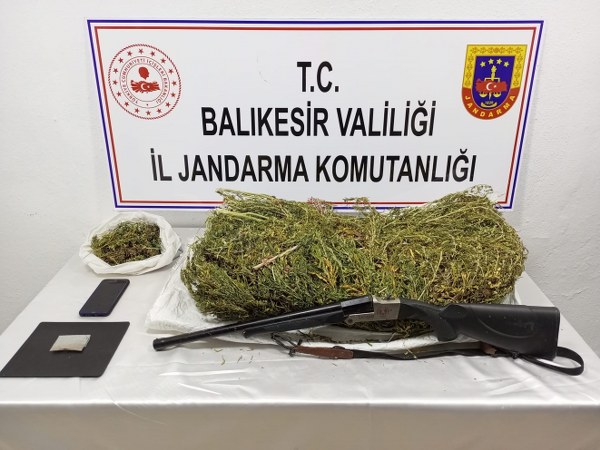 Bandırma ilçesinde gerçekleşen operasyonda Balıkesir İl Jandarma Komutanlığı tarafından yakalanan bir şüpheli, gözaltına alındı.