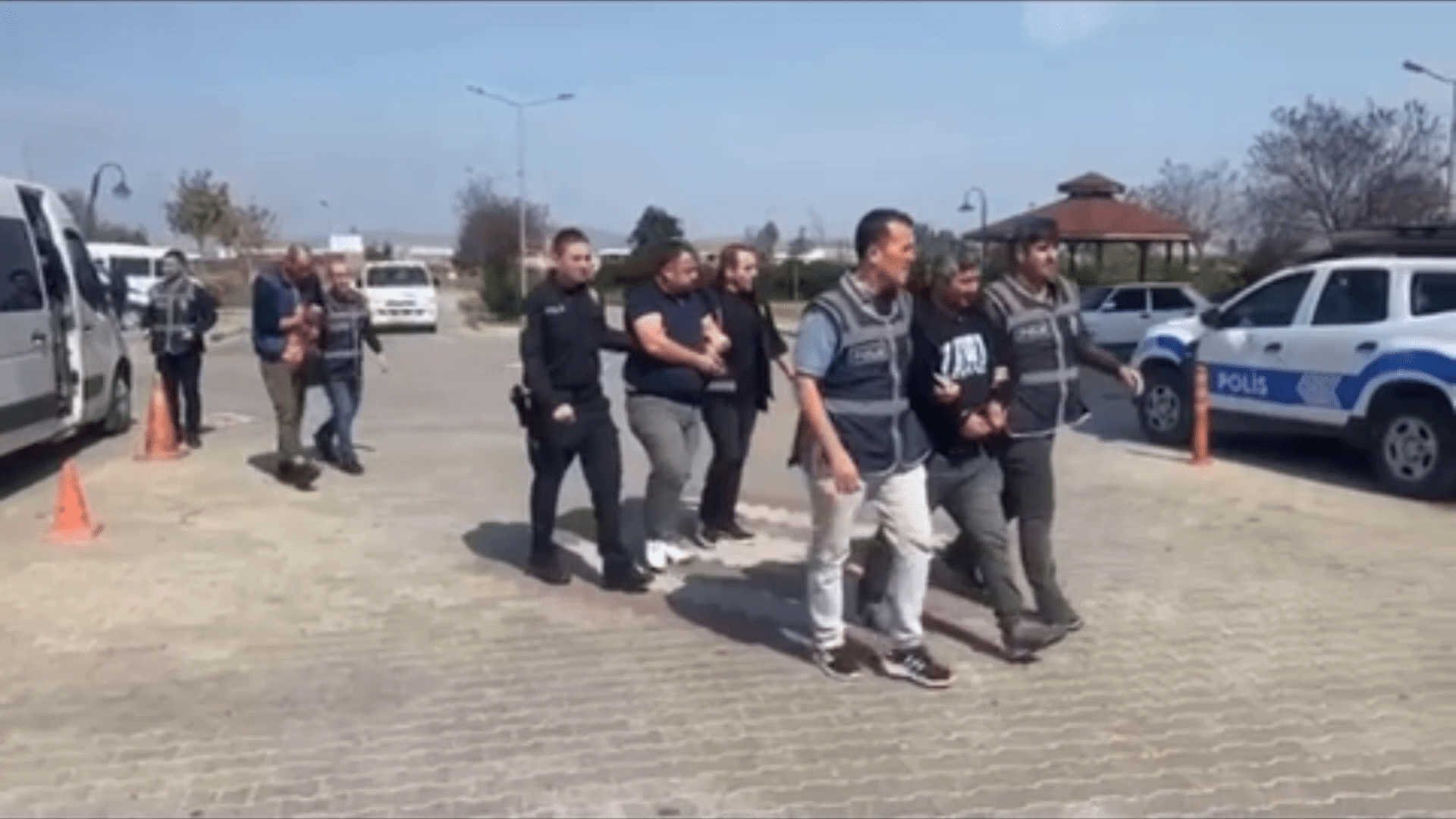 Gönen ilçesinde, İlçe Emniyet Müdürlüğü ve Bandırma İstihbarat Grup Amirliği ekiplerinin işbirliğiyle gerçekleştirilen operasyonda 3 kişi gözaltına alındı.