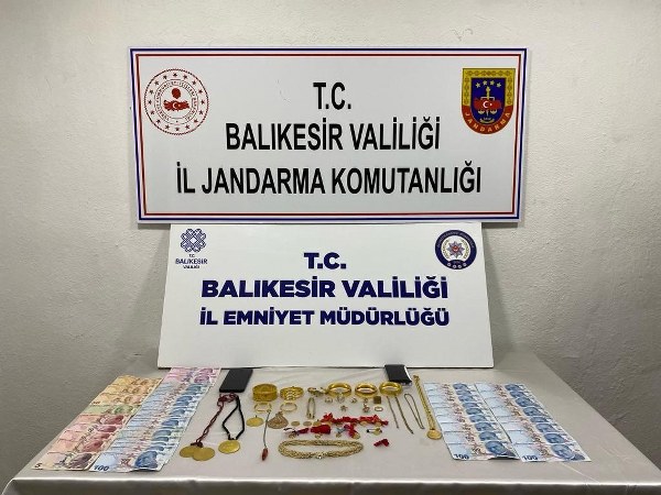 Balıkesir'in Manyas İlçesinde telefonda kendilerini jandarma olarak tanıtan ve bir ailenin altınlarını alarak kaçan 3 kişi yakalandı. Yaşlı çiftin milyonluk altınlarının peşine düşen JASAT timleri 12 saatte şüpheliyi yakalayarak altınları aileye geri verdi.