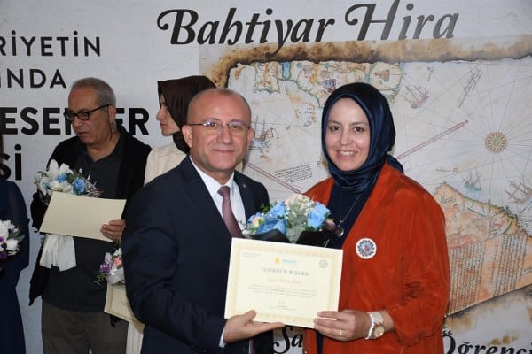 Balıkesir Büyükşehir Belediyesi ile Balıkesir Kent Konseyi ev sahipliğinde Cumhuriyet’in 100. Yılı kapsamında Ankara’dan Balıkesir’e gelen “Zirve Eserler” adlı Geleneksel Sanatlar Sergisi, sanatseverlere sunuldu.