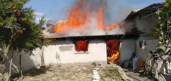 Balıkesir'in Karesi ilçesinde çıkan ev yangını, çevredeki binalara sıçramadan itfaiye tarafından söndürüldü.