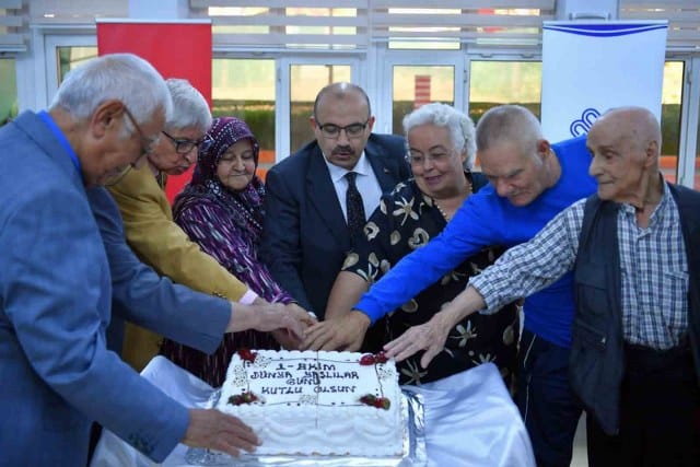 Balıkesir Valisi İsmail Ustaoğlu, Dünya Yaşlılar Günü dolayısıyla Balıkesir Huzurevi Yaşlı Bakım ve Rehabilitasyon Merkezi’nde vatandaşlarla bir araya geldi.