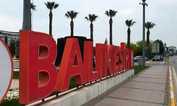 Balıkesir, Türkiye'nin Marmara Bölgesi'nde yer alan bir ildir. İl, tarım, sanayi ve ticaret gibi çeşitli sektörlerde önemli bir yere sahiptir.