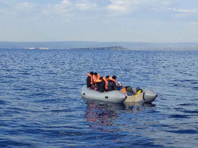 Balıkesir’in Ayvalık ilçesi açıklarında Yunanistan tarafından Türk karasularına geri itilen 49 düzensiz göçmen, Sahil Güvenlik ekipleri tarafından kurtarıldı.