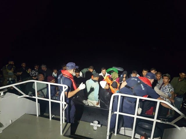 Balıkesir’in Ayvalık ilçesi açıklarında Yunanistan unsurları tarafından Türk karasularına geri itilen 149 düzensiz göçmen Sahil Güvenlik tarafından kurtarıldı.