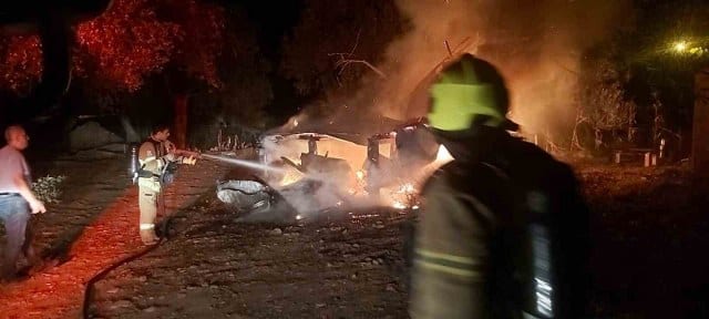 Balıkesir’in Edremit ilçesinde zeytinlik bir arazi içinde bulunan barakada yangın çıktı.