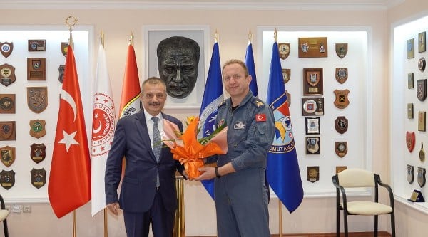 Türk Hava Kurumu (THK) Bandırma Şube Başkanı Varol Memişler ve yönetim kurulu üyeleri 6. Ana Jet Üs Komutanı Hava Pilot Tuğgeneral Levent Eğren'i ziyaret etti.