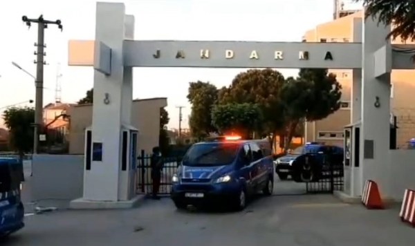 Bandırma İlçe Jandarma Komutanlığına bağlı ekipler tarafından uyuşturucu madde imalatı gerçekleştirdiği tespit edilen şahsa yönelik gerçekleştirilen operasyonun ardından 1 kişi yakalanarak gözaltına alındı.