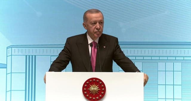 Cumhurbaşkanı Recep Tayyip Erdoğan, yeni anayasa çağrısını yineleyerek Prangaların sökülüp atılma vakti artık gelmiştir dedi.