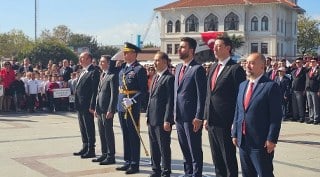 29 Ekim Cumhuriyet Bayramı'nın 100'ncü yılı kutlama etkinlşikleri Cumhuriyet Meydanında Atatürk Anıtına çelenklerin sunulması ile başladı.