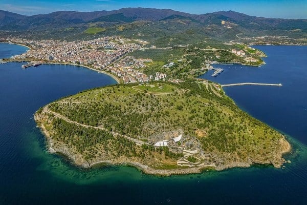 İlçe, Marmara Denizi'nin güneyinde, Kapıdağ Yarımadası'nın merkezinde yer almaktadır.