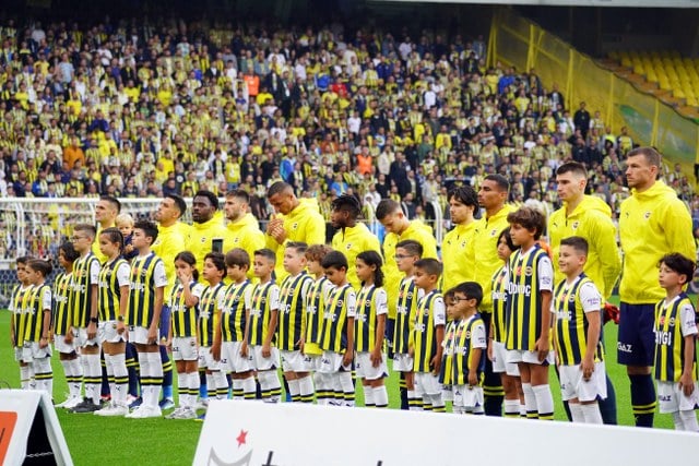 Fenerbahçe, Süper Lig’de Çaykur Rizespor’u 5-0 mağlup ederek bu sezonki galibiyet serisini 14 maça çıkarmış oldu.
