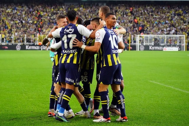 Fenerbahçe, bu sezon hem hücumda hem de savunmada ortaya koyduğu başarılı performansla rakiplerinden önde gidiyor.